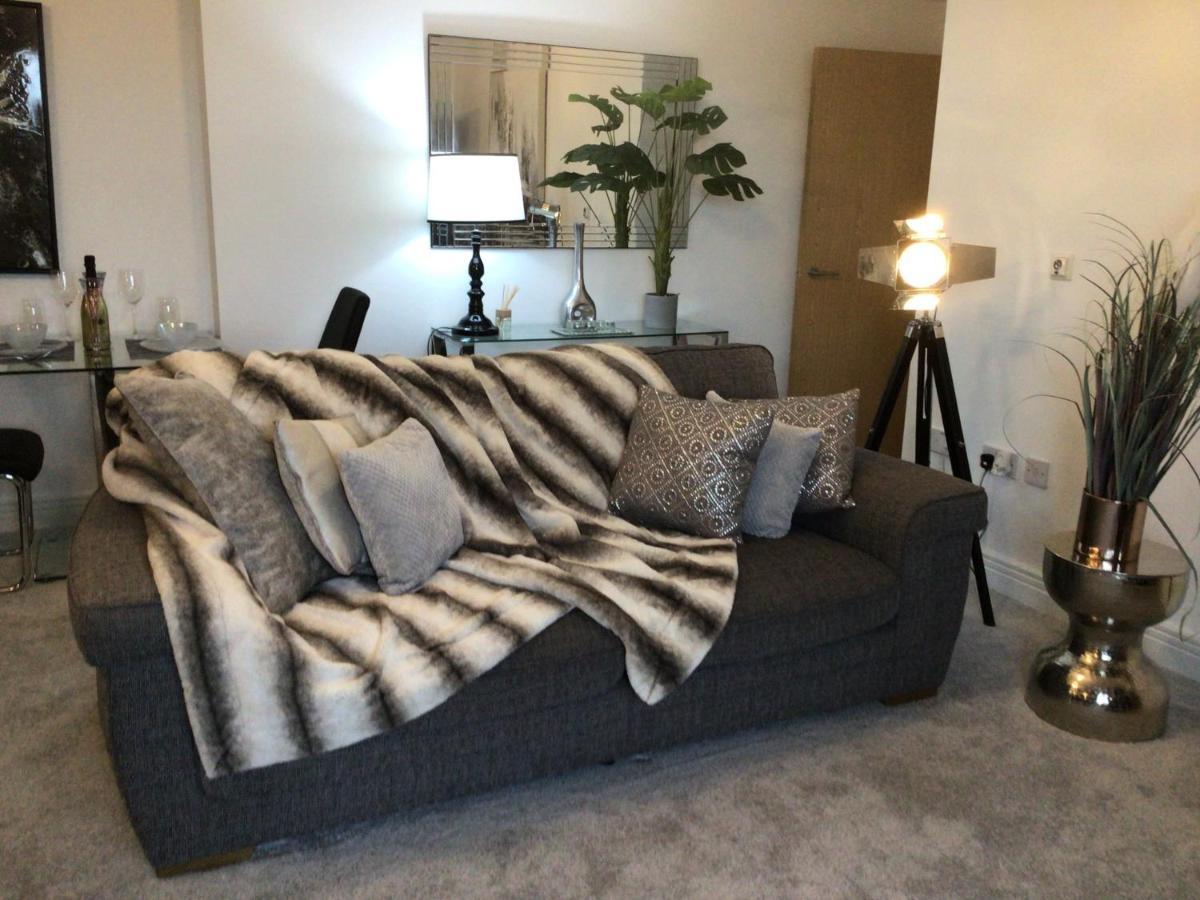 Luxurious River View Apartment With Terrace Устър Екстериор снимка