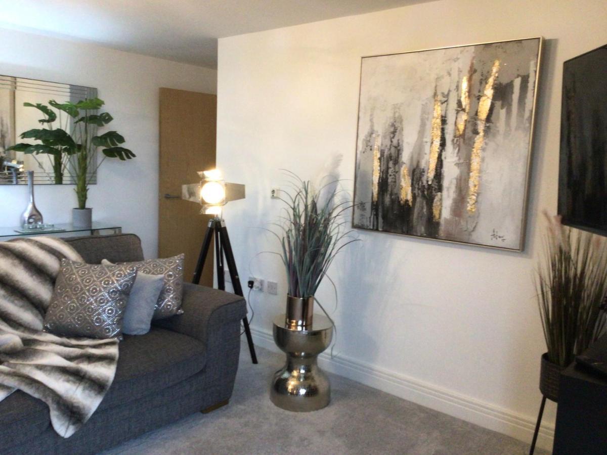 Luxurious River View Apartment With Terrace Устър Екстериор снимка