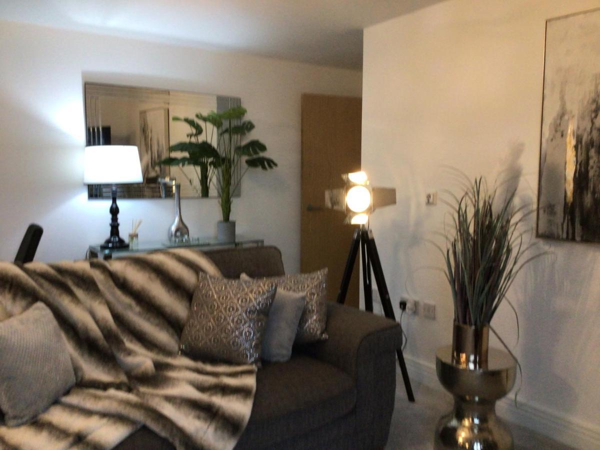 Luxurious River View Apartment With Terrace Устър Екстериор снимка