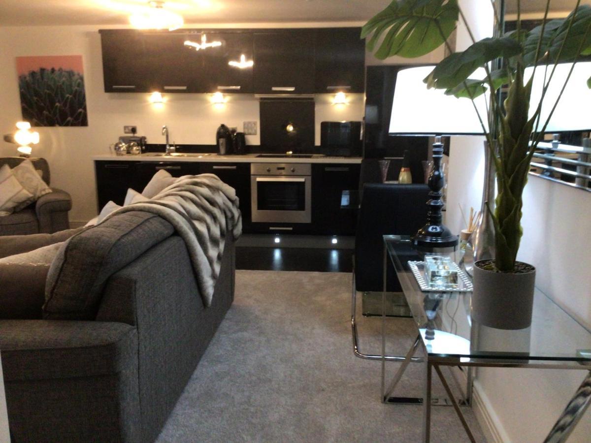 Luxurious River View Apartment With Terrace Устър Екстериор снимка