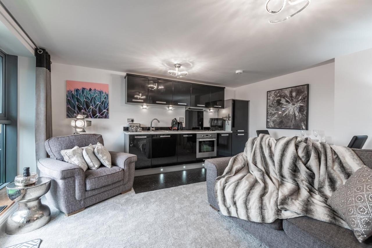Luxurious River View Apartment With Terrace Устър Екстериор снимка
