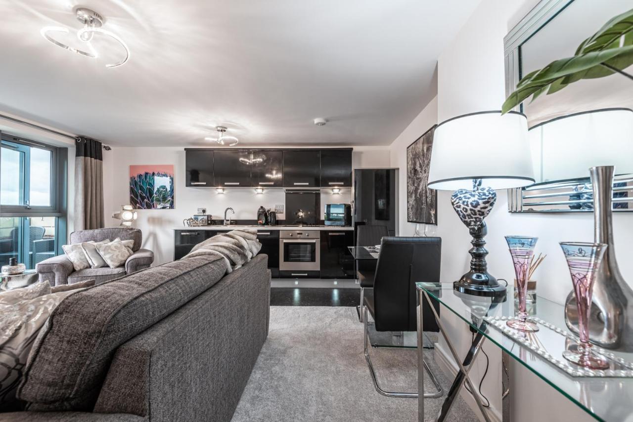 Luxurious River View Apartment With Terrace Устър Екстериор снимка