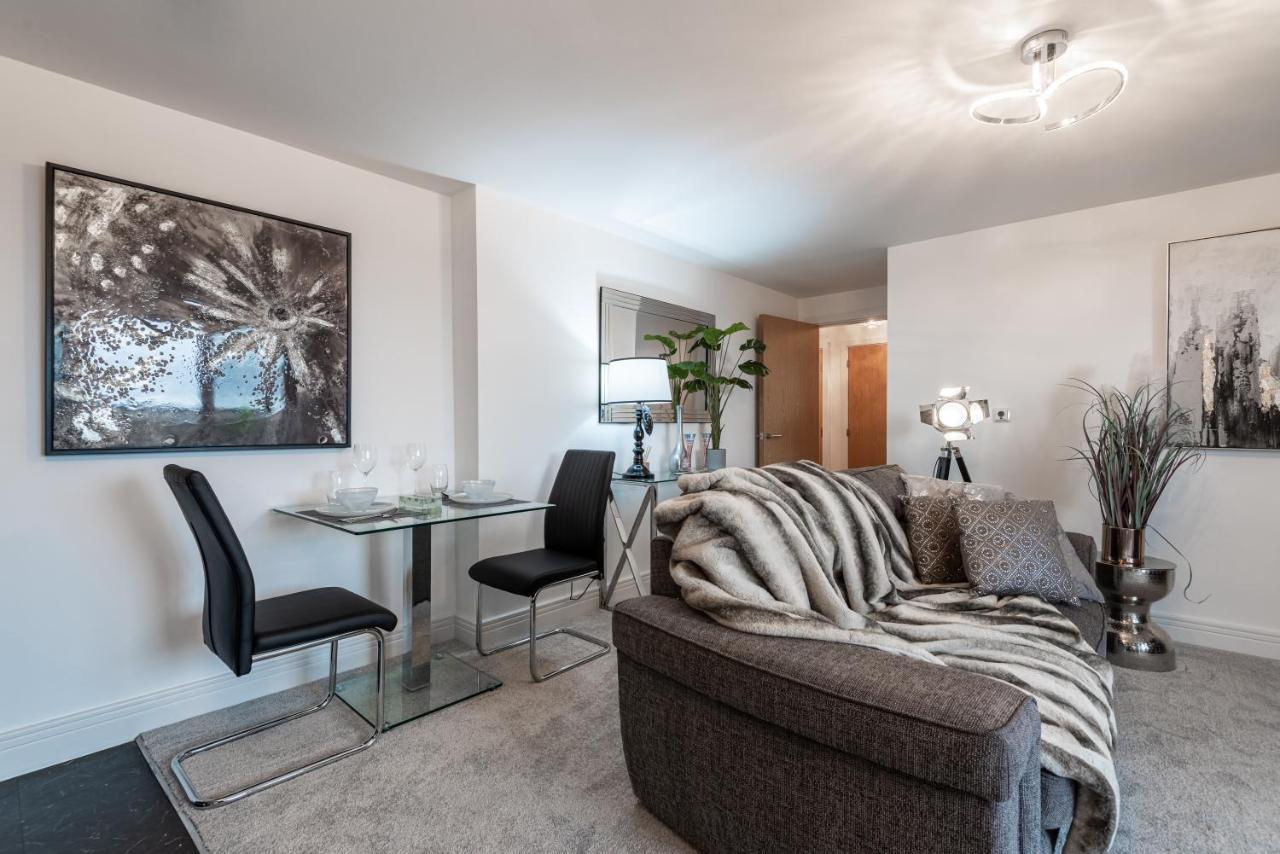 Luxurious River View Apartment With Terrace Устър Екстериор снимка